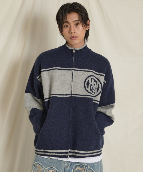 WaiKei(ワイケイ)の「カラー ブロック ロゴ ジップアップ カーディガン ネイビー(カーディガン/ボレロ・メンズ・その他・1/2)」の4枚目の写真
