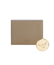 D.LAB（ディラップ）の「サフィアーノ ミネット 二つ折り財布 ベージュ + 星座キーホルダー（札入れ/マネークリップ）」