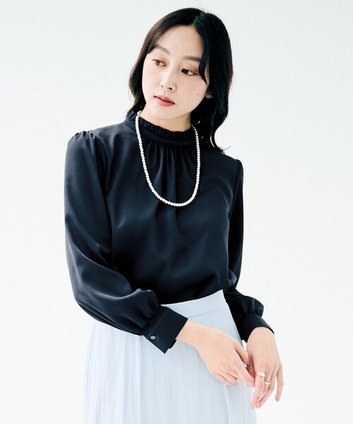 UNTITLED（アンタイトル）の「【セレモニー/定番人気】ハイネックフリル ブラウス（シャツ/ブラウス・レディース・ネイビー/ライトグレー/オフホワイト・00/01/02/03/04/44/46/48/50）」の3枚目の写真