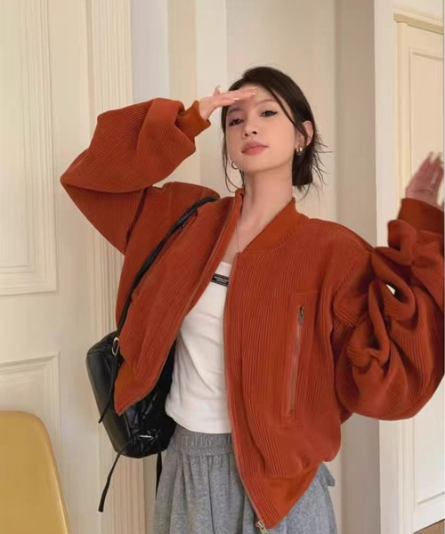 AsheKsha(アシクシャ)の「レトロでゆるやかなシルエットの万能コート(MA-1・レディース・ブラック/オレンジ・M)」の2枚目の写真
