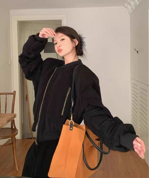 AsheKsha(アシクシャ)の「レトロでゆるやかなシルエットの万能コート(MA-1・レディース・ブラック/オレンジ・M)」の1枚目の写真