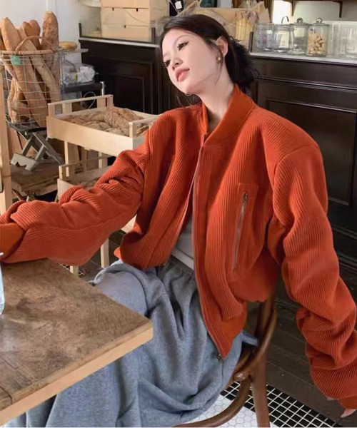 AsheKsha(アシクシャ)の「レトロでゆるやかなシルエットの万能コート(MA-1・レディース・ブラック/オレンジ・M)」の9枚目の写真