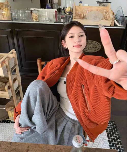AsheKsha(アシクシャ)の「レトロでゆるやかなシルエットの万能コート(MA-1・レディース・ブラック/オレンジ・M)」の13枚目の写真
