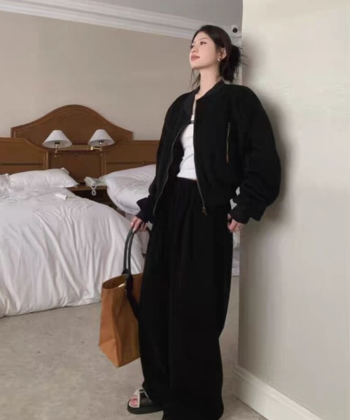 AsheKsha(アシクシャ)の「レトロでゆるやかなシルエットの万能コート(MA-1・レディース・ブラック/オレンジ・M)」の4枚目の写真
