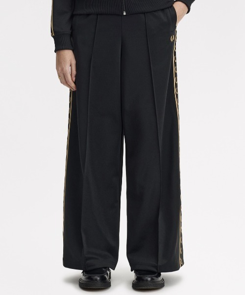 FRED PERRY（フレッドペリー）の「Taped Track Pants／テープトラックパンツ（その他パンツ・レディース・ブラック・8/10）」の3枚目の写真