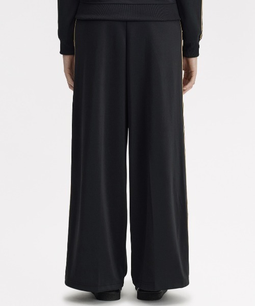 FRED PERRY（フレッドペリー）の「Taped Track Pants／テープトラックパンツ（その他パンツ・レディース・ブラック・8/10）」の5枚目の写真