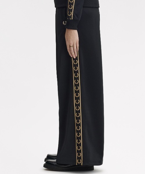 FRED PERRY（フレッドペリー）の「Taped Track Pants／テープトラックパンツ（その他パンツ・レディース・ブラック・8/10）」の4枚目の写真