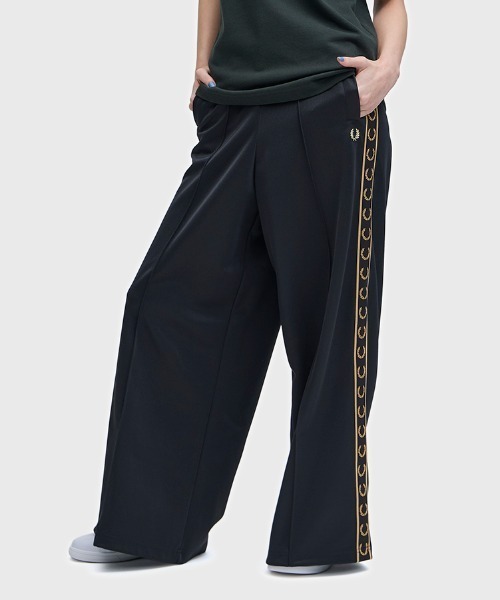 FRED PERRY（フレッドペリー）の「Taped Track Pants／テープトラックパンツ（その他パンツ・レディース・ブラック・8/10）」の10枚目の写真