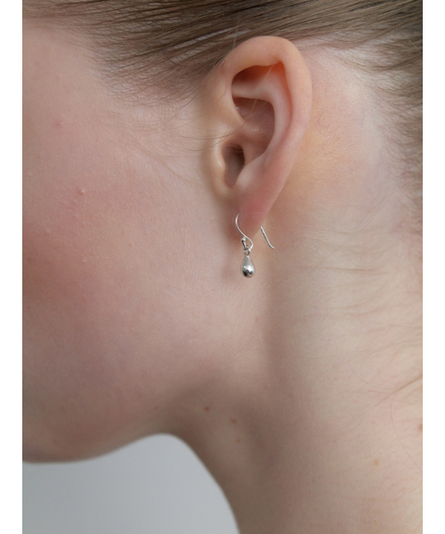 LOVE ME MONSTER（ラブミーモンスター）の「[Silver] Tini Drops Earrings (L251MER050)（ピアス（両耳用）・レディース・シルバー・FREE）」の2枚目の写真