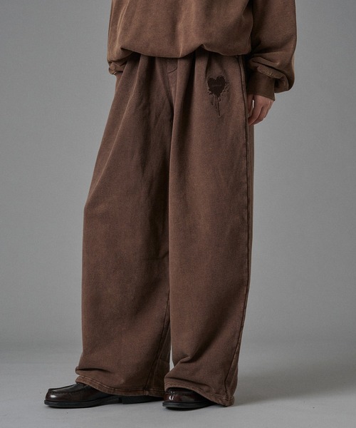 ONCILY(オンシェリー)の「HEART LOGO WIDE SWEATPANTS / ハートロゴワイドスウェットパンツ(スウェットパンツ・メンズ・ブラック系その他/杢グレー/ブラック/ブラウン/ネイビー・X-SMALL/SMALL/MEDIUM/LARGE)」の5枚目の写真