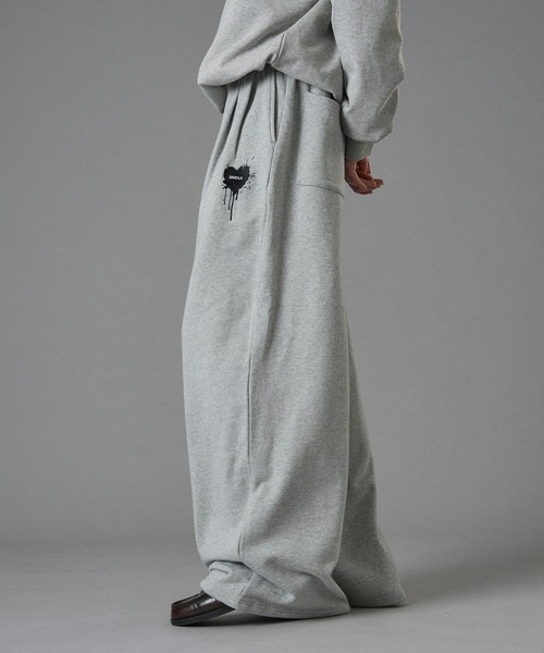 ONCILY(オンシェリー)の「HEART LOGO WIDE SWEATPANTS / ハートロゴワイドスウェットパンツ(スウェットパンツ・メンズ・ブラック系その他/杢グレー/ブラック/ブラウン/ネイビー・X-SMALL/SMALL/MEDIUM/LARGE)」の20枚目の写真