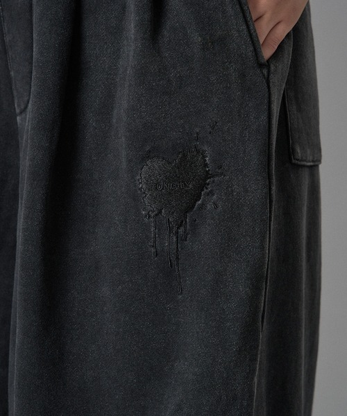 ONCILY(オンシェリー)の「HEART LOGO WIDE SWEATPANTS / ハートロゴワイドスウェットパンツ(スウェットパンツ・メンズ・ブラック系その他/杢グレー/ブラック/ブラウン/ネイビー・X-SMALL/SMALL/MEDIUM/LARGE)」の11枚目の写真