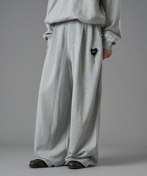 ONCILY(オンシェリー)の「HEART LOGO WIDE SWEATPANTS / ハートロゴワイドスウェットパンツ(スウェットパンツ・メンズ・ブラック系その他/杢グレー/ブラック/ブラウン/ネイビー・X-SMALL/SMALL/MEDIUM/LARGE)」の18枚目の写真