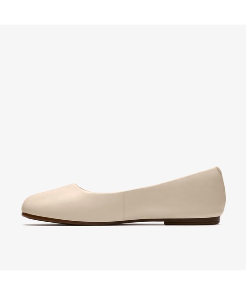 Clarks（クラークス）の「Livia Lily / リビアリリー (クリームレザー)（パンプス・レディース・ホワイト・UK3/UK3.5/UK4/UK4.5/UK5/UK5.5/UK6）」の2枚目の写真