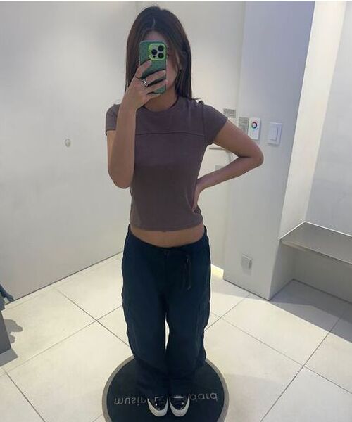 MUSINSA STANDARD WOMAN（ムシンサスタンダードウーマン）の「ウィメンズリブドピグメントスリムTシャツ[ブラウン]（Tシャツ/カットソー・レディース・その他・X-SMALL/SMALL/LARGE/MEDIUM/X-LARGE）」の7枚目の写真