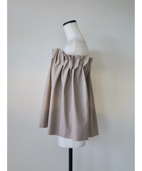 celon(セロン)の「airy pleats tuck blouse(チューブトップ・レディース・ベージュ/ブラック・FREE)」の3枚目の写真