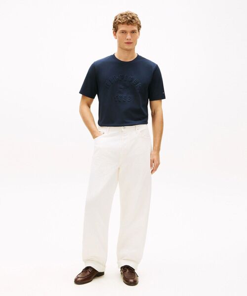 TOMMY HILFIGER(トミーヒルフィガー)の「ICON PIQUE INTERLOCK GRAPHIC TEE(Tシャツ/カットソー・メンズ・ホワイト/マルチ・MEDIUM/SMALL/LARGE/X-LARGE)」の4枚目の写真