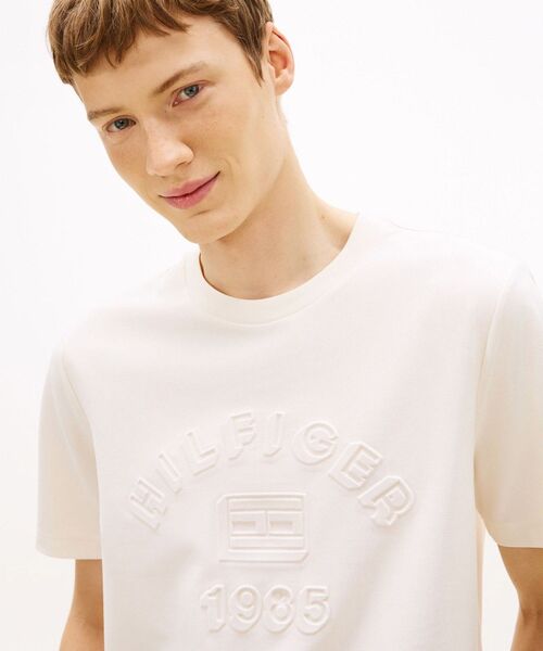 TOMMY HILFIGER(トミーヒルフィガー)の「ICON PIQUE INTERLOCK GRAPHIC TEE(Tシャツ/カットソー・メンズ・ホワイト/マルチ・MEDIUM/SMALL/LARGE/X-LARGE)」の8枚目の写真