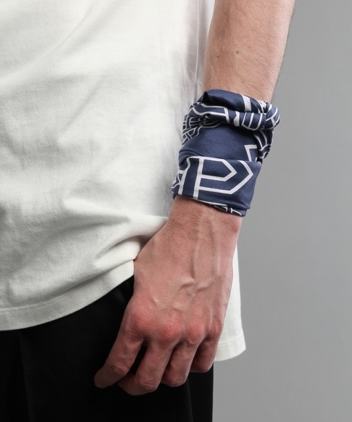 HARE(ハレ)の「デザインシルクスカーフ(HARE) (ストール/ショール・メンズ・ネイビー/グレー/ブラック/オフホワイト/ブルー系その他/ブラック系その他/ホワイト・FREE)」の10枚目の写真