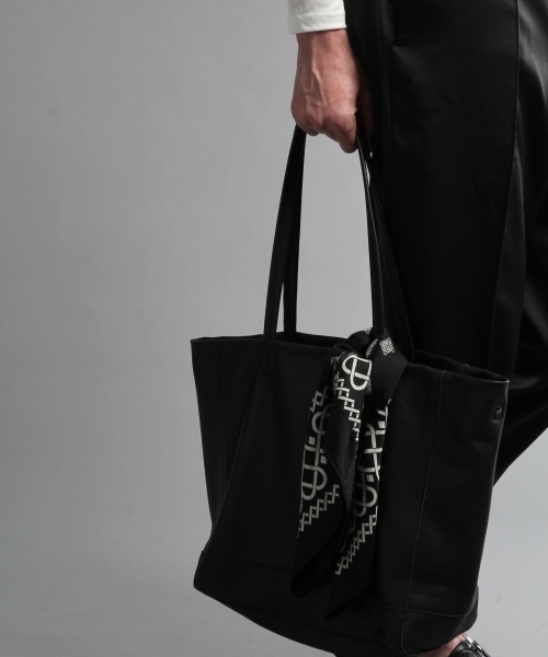 HARE(ハレ)の「デザインシルクスカーフ(HARE) (ストール/ショール・メンズ・ネイビー/グレー/ブラック/オフホワイト/ブルー系その他/ブラック系その他/ホワイト・FREE)」の11枚目の写真