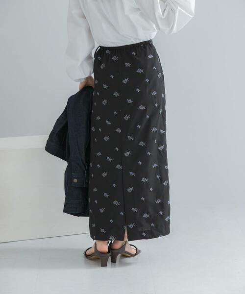 URBAN RESEARCH ROSSO WOMEN（アーバンリサーチ　ロッソ）の「フラワー刺繍ラップストレートスカート（スカート・レディース・ブラック・FREE）」の3枚目の写真