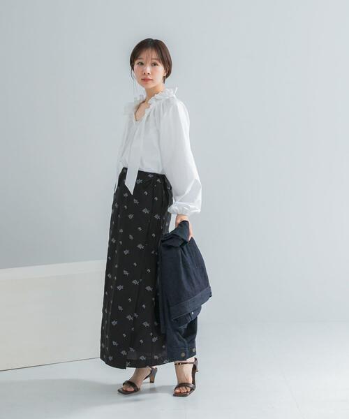 URBAN RESEARCH ROSSO WOMEN（アーバンリサーチ　ロッソ）の「フラワー刺繍ラップストレートスカート（スカート・レディース・ブラック・FREE）」の4枚目の写真