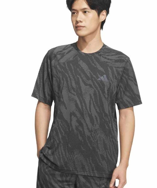 adidas(アディダス)の「アディダス adidas テック エッセンシャルズ クール タッチ レギュラーフィット カモ AOP 半袖Tシャツ(Tシャツ/カットソー・メンズ・ブルー/オリーブ/ダークグレー・M/L/LL/3L/S)」の2枚目の写真