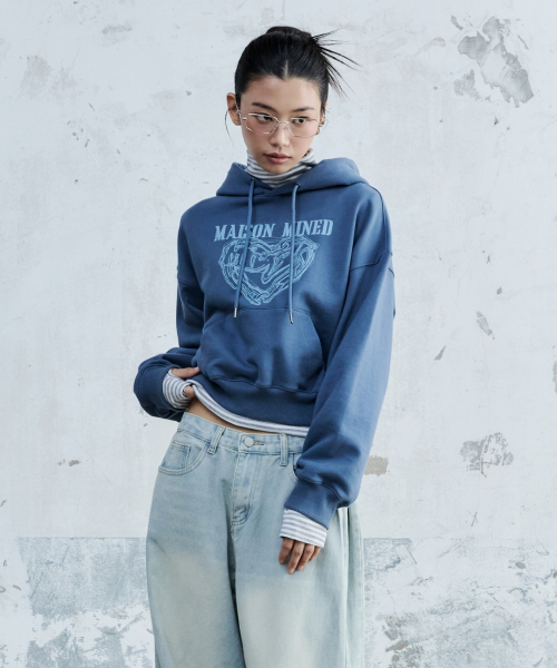 MAISON MINED（メゾンミネド）の「(W) DOODLE HEART CROP HOODIE BLUE GRAY（パーカー・レディース・その他・SMALL/MEDIUM）」の5枚目の写真
