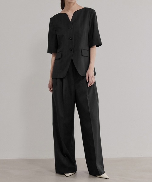 EMOELLE(エモエレ)の「【EMOELLE】スリットネックハーフスリーブジャケット(ノーカラージャケット・レディース・ブラック系その他/ベージュ・FREE)」の5枚目の写真