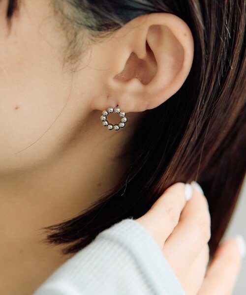ear PAPILLONNER(イアパピヨネ)の「《金属アレルギー対応/ステンレス》ボールサークルピアス(ピアス(両耳用)・レディース・ゴールド/シルバー・FREE)」の2枚目の写真