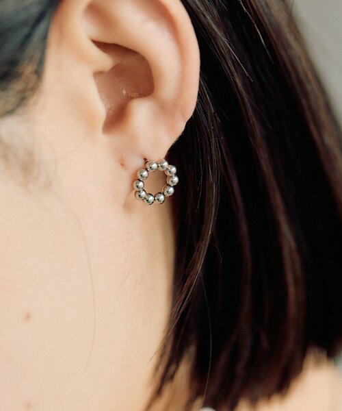 ear PAPILLONNER(イアパピヨネ)の「《金属アレルギー対応/ステンレス》ボールサークルピアス(ピアス(両耳用)・レディース・ゴールド/シルバー・FREE)」の8枚目の写真