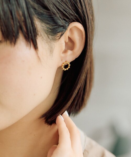 ear PAPILLONNER(イアパピヨネ)の「《金属アレルギー対応/ステンレス》ボールサークルピアス(ピアス(両耳用)・レディース・ゴールド/シルバー・FREE)」の11枚目の写真