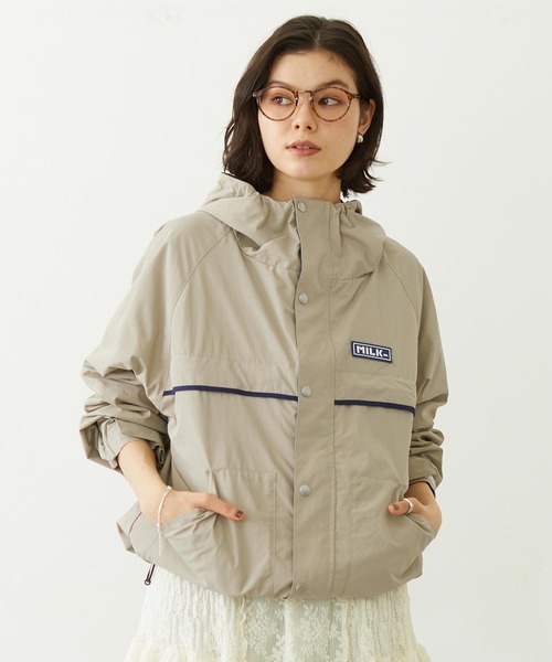 MILKFED.(ミルクフェド)の「BAR LOGO MOUNTAIN JACKET(マウンテンパーカー・レディース・ベージュ/ブラック/ライトブルー・S/M)」の2枚目の写真