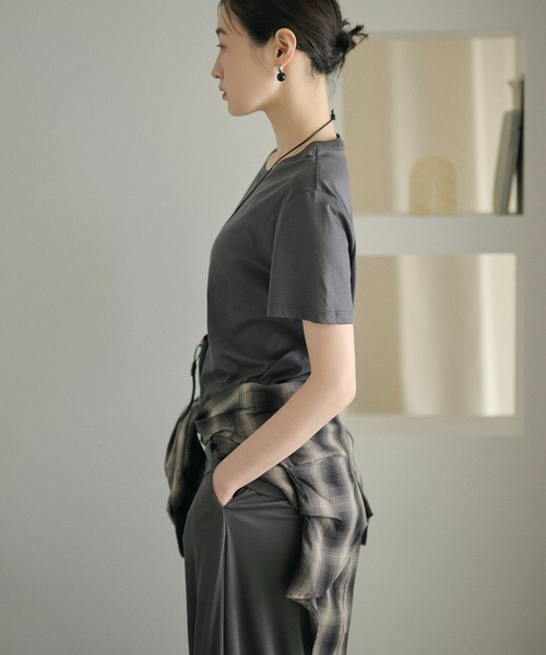 LAULEN（ローレン）の「smooth cotton back seam Tee /スムーズコットンバックシームTシャツ（Tシャツ/カットソー・レディース・ベージュ/チャコールグレー/カーキ・FREE）」の4枚目の写真