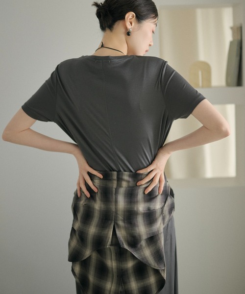 LAULEN（ローレン）の「smooth cotton back seam Tee /スムーズコットンバックシームTシャツ（Tシャツ/カットソー・レディース・ベージュ/チャコールグレー/カーキ・FREE）」の5枚目の写真