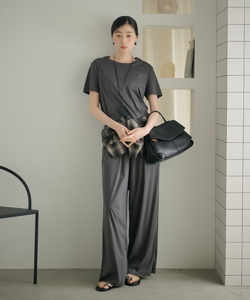 LAULEN（ローレン）の「smooth cotton back seam Tee /スムーズコットンバックシームTシャツ（Tシャツ/カットソー・レディース・ベージュ/チャコールグレー/カーキ・FREE）」の10枚目の写真