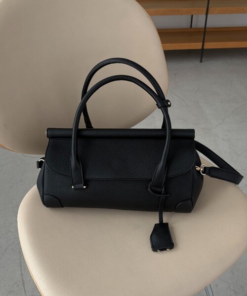 CAPRICIEUX LE'MAGE(カプリシューレマージュ)の「2WAYフラップボストンバッグ(ショルダーバッグ・レディース・ブラック/ブラウン・FREE)」の2枚目の写真