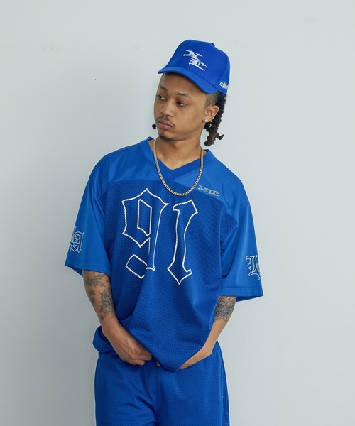 XLARGE(エクストララージ)の「OLD ENGLISH FOOTBALL JERSEY(Tシャツ/カットソー・メンズ・グレー/ブラック/ブルー・M/S/XL/L)」の1枚目の写真