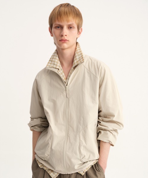 MODE COMMUTER(モードコミューター)の「Dry Touch Stand Collar Blouson(ブルゾン・メンズ・ベージュ・MEDIUM/LARGE)」の1枚目の写真