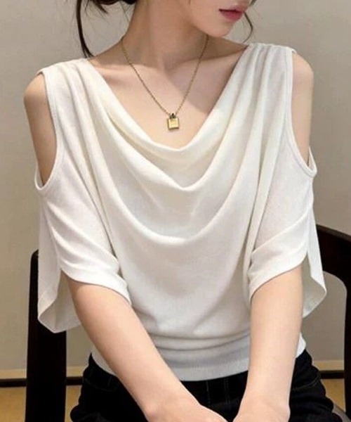 AMAJI(アマジ)の「ドレープネック オフショルダー 半袖Tシャツ(Tシャツ/カットソー・レディース・ホワイト/ブラック/グレー・MEDIUM/LARGE/X-LARGE)」の1枚目の写真
