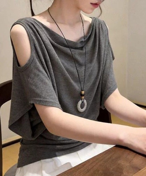 AMAJI(アマジ)の「ドレープネック オフショルダー 半袖Tシャツ(Tシャツ/カットソー・レディース・ホワイト/ブラック/グレー・MEDIUM/LARGE/X-LARGE)」の4枚目の写真