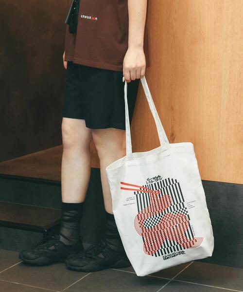 Collaboration URBAN RESEARCH(コラボレーションアーバンリサーチ)の「KAMUKURA×UR TOTE BAG Lantern(トートバッグ・レディース・チャコールグレー/オフホワイト・ONE)」の4枚目の写真