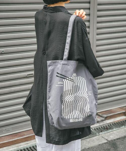 Collaboration URBAN RESEARCH(コラボレーションアーバンリサーチ)の「KAMUKURA×UR TOTE BAG Lantern(トートバッグ・レディース・チャコールグレー/オフホワイト・ONE)」の9枚目の写真