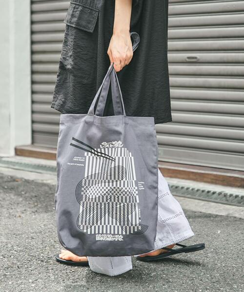 Collaboration URBAN RESEARCH(コラボレーションアーバンリサーチ)の「KAMUKURA×UR TOTE BAG Lantern(トートバッグ・レディース・チャコールグレー/オフホワイト・ONE)」の12枚目の写真