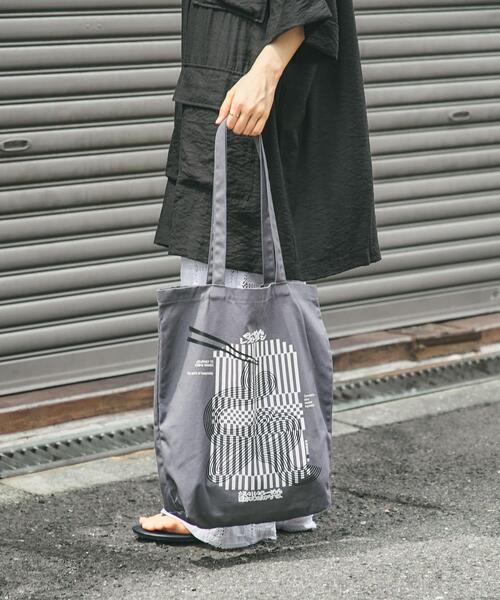 Collaboration URBAN RESEARCH(コラボレーションアーバンリサーチ)の「KAMUKURA×UR TOTE BAG Lantern(トートバッグ・レディース・チャコールグレー/オフホワイト・ONE)」の13枚目の写真