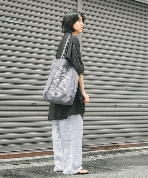 Collaboration URBAN RESEARCH(コラボレーションアーバンリサーチ)の「KAMUKURA×UR TOTE BAG Lantern(トートバッグ・レディース・チャコールグレー/オフホワイト・ONE)」の14枚目の写真