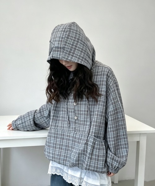 GEMEDA(ジェメダ)の「チェック柄 フード付き ドロストプルオーバー(シャツ/ブラウス・レディース・グレー・M)」の7枚目の写真