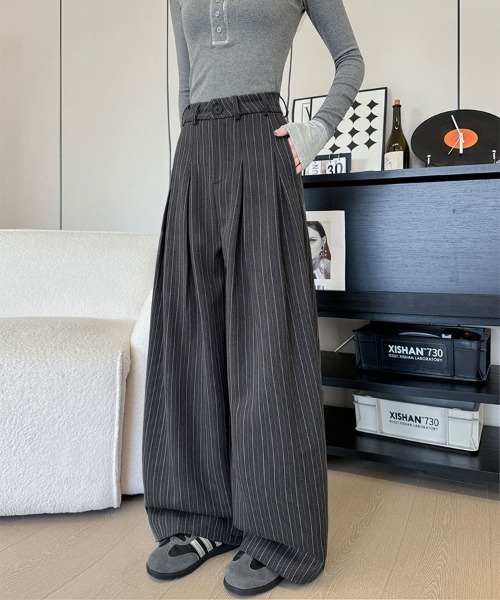 ＆soiree（アンドソワレ）の「ワイドタック入りランダムストライプスラックス（スラックス・レディース・チャコール/グレー・SMALL/MEDIUM/LARGE/X-LARGE）」の2枚目の写真