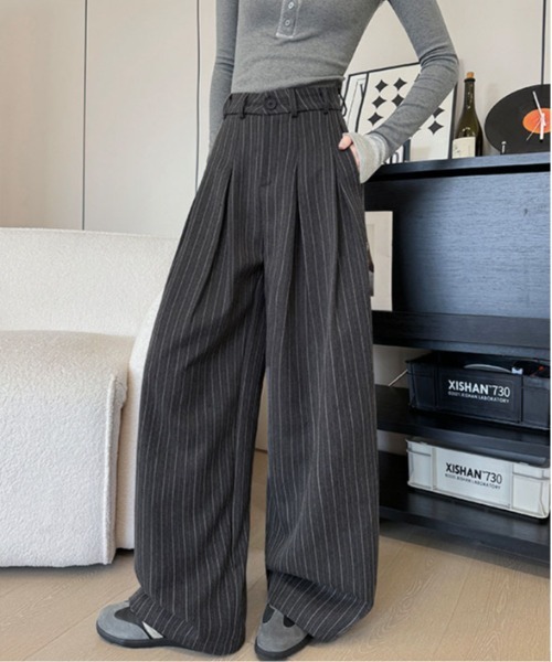 ＆soiree（アンドソワレ）の「ワイドタック入りランダムストライプスラックス（スラックス・レディース・チャコール/グレー・SMALL/MEDIUM/LARGE/X-LARGE）」の6枚目の写真