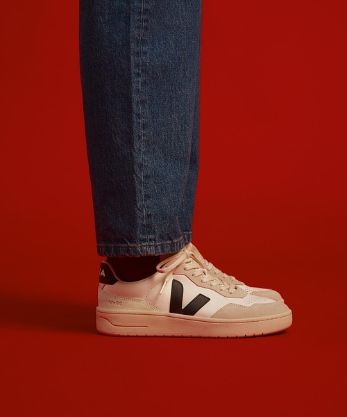 VEJA(ヴェジャ)の「VEJA V-90 レザースニーカー(スニーカー・レディース・ホワイト×ブラック・38/24/39/25/40/25.5cm/41/26.5cm/42/27cm/43/28cm/36/22/37/23)」の2枚目の写真